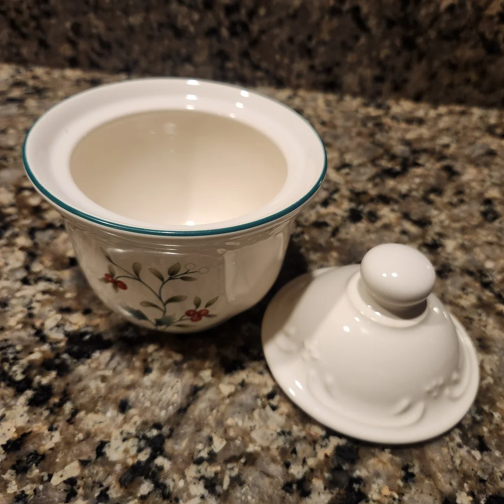 Pfaltzgraff Winterberry Sugar Bowl With Lid
